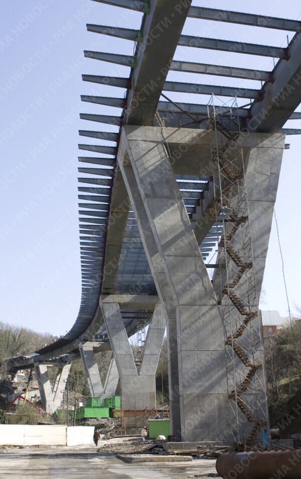 Строительство автомобильного моста через реку Сочи