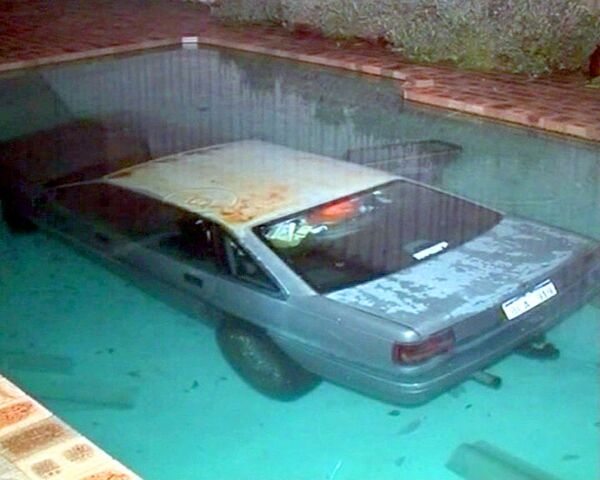 Пьяный водитель утопил свой автомобиль в бассейне