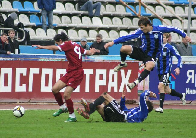 Защитник Шинника Дмитрий Семочко (справа вверху)