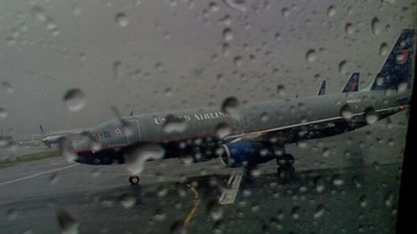 Самолет на взлетной полосе во время сильного дождя