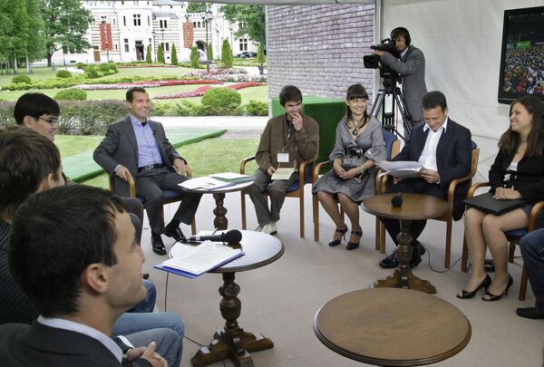 Президент РФ Д,Медведев провел встречу и видеоконференцию с участниками молодежного форума Селигер 2009