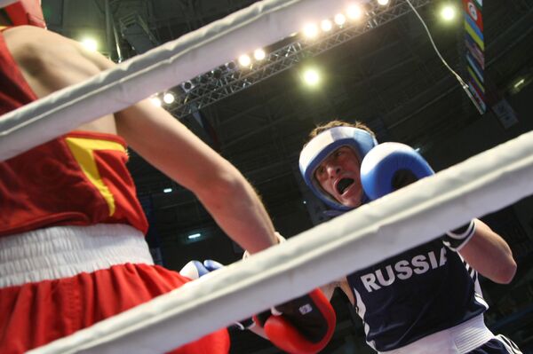 Российский боксер Альберт Селимов (в синей форме)