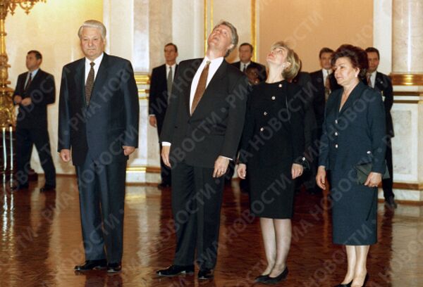 Б.Ельцин и Б.Клинтон с супругами во время официального приема в Кремле 
