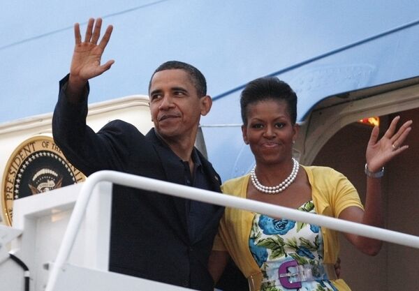 Президент США Барак Обама с супругой Мишель перед отлетом в Москву 