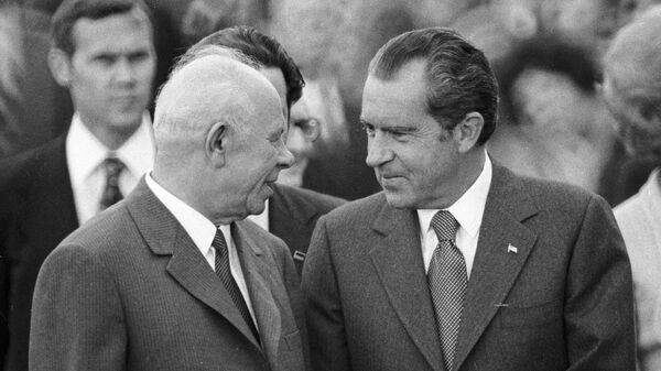 Председатель Президиума Верховного Совета СССР Николай Подгорный и 37-й Президент США Ричард Никсон в московском аэропорту Внуково. 22 мая 1972 года 
