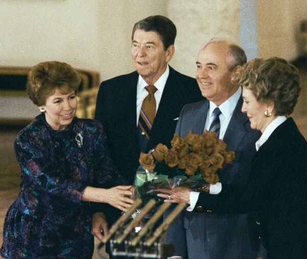 Генеральный секретарь ЦК КПСС Михаил Горбачев и Президент США Рональд Рейганс супругами на встрече в Кремле во время визита Р. Рейгана в СССР