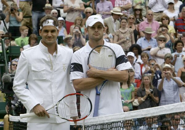 Швейцарский теннисист Роджер Федерер (слева) и американец Энди Роддик