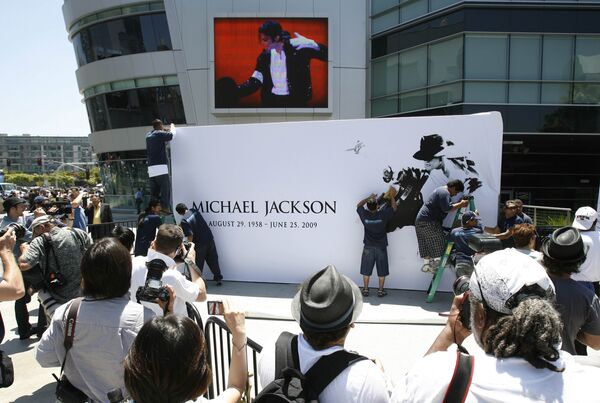 Поклонники Майкла Джексона у комплекса Staples в Лос-Анджелесе, где пройдет церемония, посвященная памяти звезды