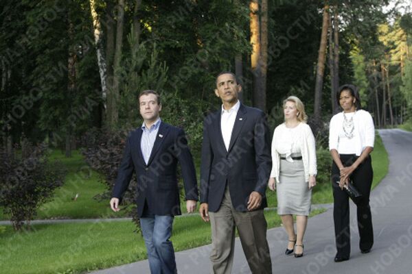 Президент США Барак Обама с супругой Мишель и президент РФ Дмитрий Медведев с супругой Светланой в подмосковной резиденции Горки