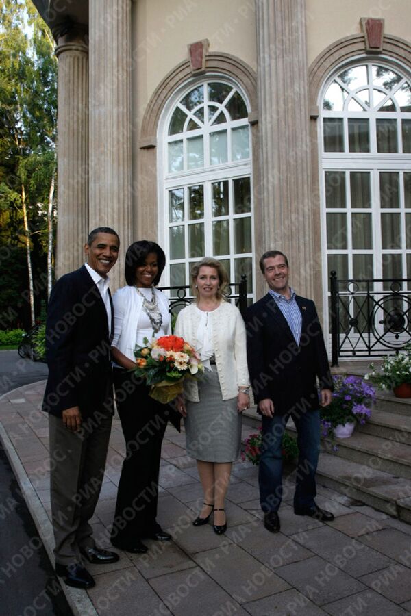 Президент США Барак Обама с супругой Мишель и президент РФ Дмитрий Медведев с супругой Светланой в подмосковной резиденции Горки