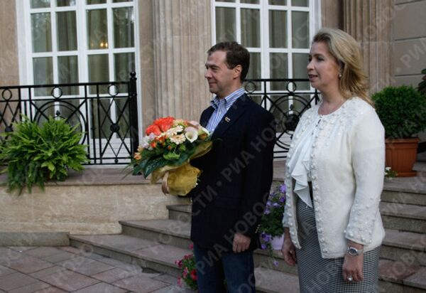 Президент РФ Дмитрий Медведев с супругой Светланой в подмосковной резиденции Горки