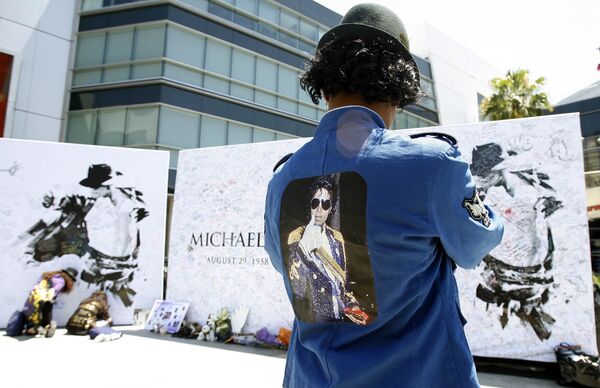 Поклонники Майкла Джексона у комплекса Staples в Лос-Анджелесе, где пройдет церемония, посвященная памяти звезды