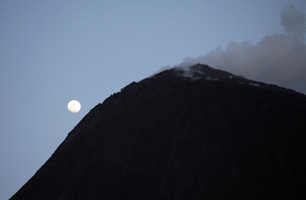 Вулкан Пакайя в Гватемале. Архив