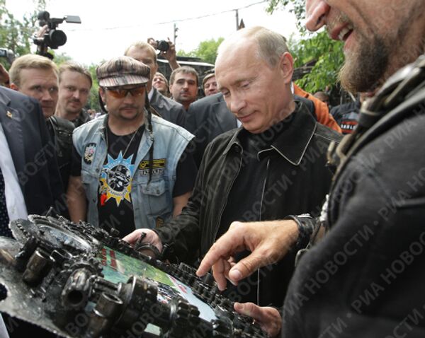 Премьер-министр РФ В.Путин посетил мотоклуб Ночные волки в Москве