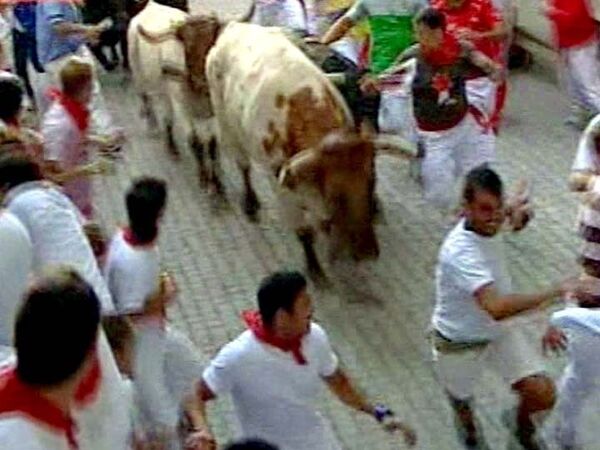 Наперегонки с быками: смельчаки со всего мира собрались в Памплоне