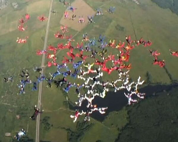 Воздушный рекорд: парашютисты сложили фигуру из 150 человек