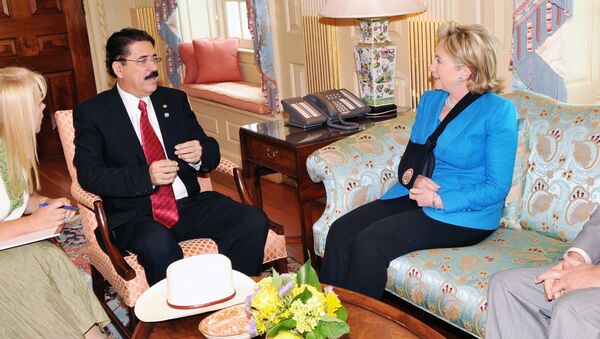 Свергнутый глава Гондураса Мануэль Селайя и госсекретарь США Хиллари Клинтон