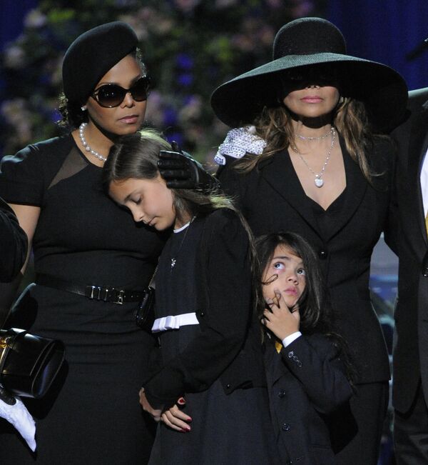 Сестры Майкла Джексона Джанет и Латойа с его детьми Пэрис Майкл Кэтрин и Принцем Майклом II