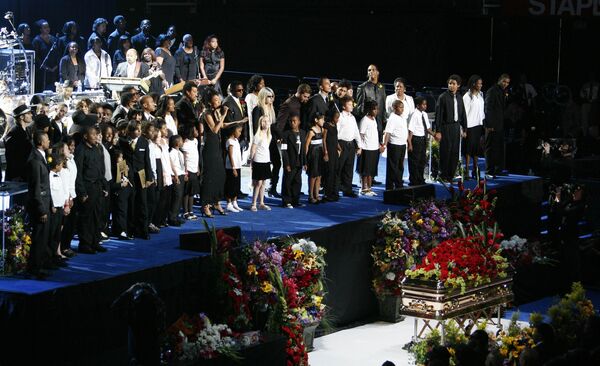Церемония прощания с Майклом Джексоном в лос-анджелесском комплексе Staples