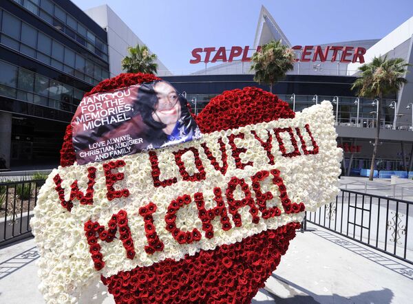 У комплекса Staples, где прошла церемония прощания с Майклом Джексоном