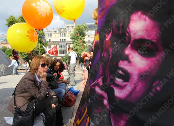 Поклонники Майкла Джексона собрались на Театральной площади в Москве