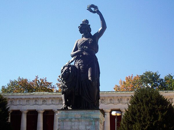 Медная статуя Баварии – символ Свободного государства Бавария на Терезином лугу в Мюнхене