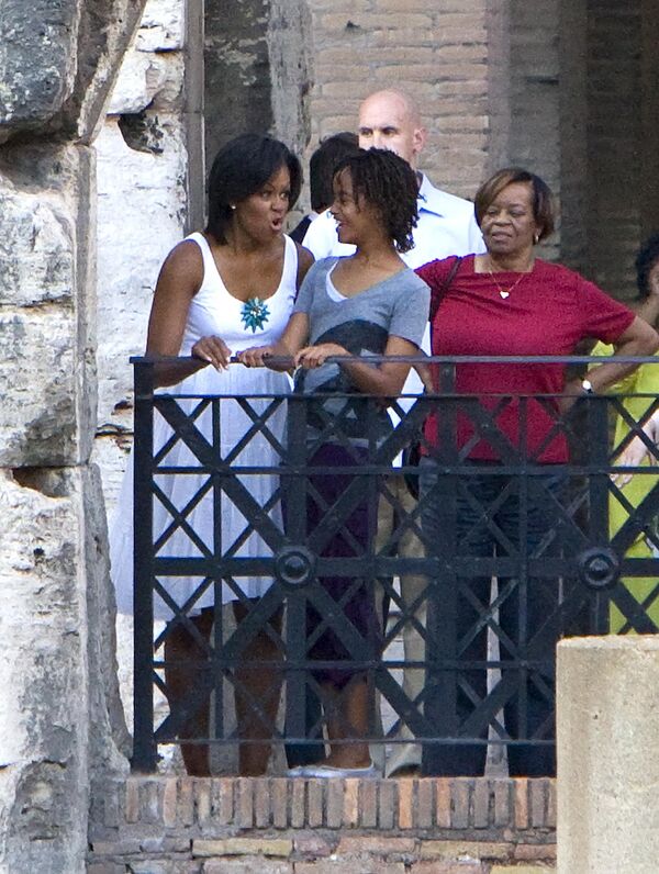 Первая леди США Мишель Обама с дочерью Малией и мамой Мариан Робинсон в Колизее в Риме