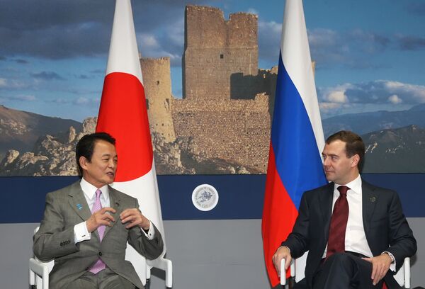 Президент РФ Д.Медведев и премьер-министр Японии Т.Ассо