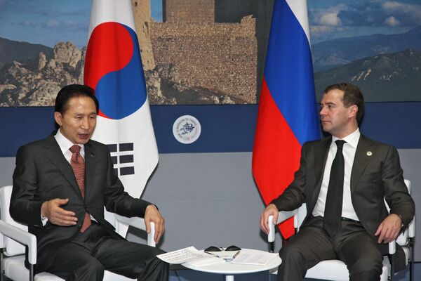 Президенты РФ и Южной Кореи Дмитрий Медведев и Ли Мен Бак
