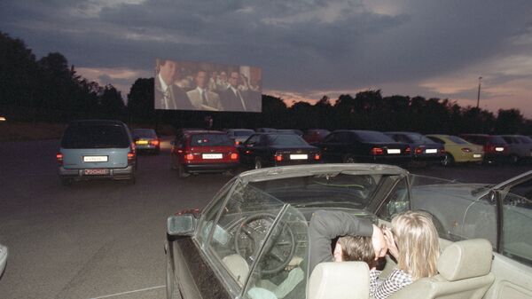 Кинодром - ночной кинотеатр под открытым небом для автомобилистов