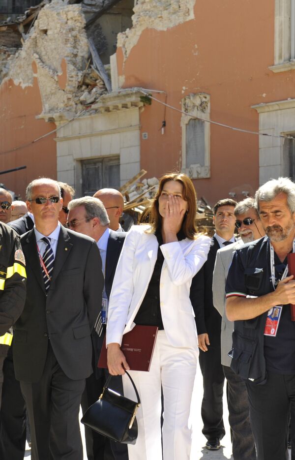Супруга президента Франции Карла Бруни-Саркози в разрушенной землетрясением Аквиле