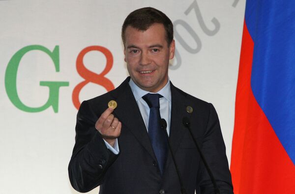 Президент России Дмитрий Медведев показал образец будущей наднациональной валюты