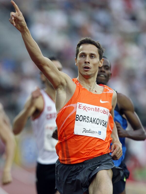 Юрий Борзаковский одерживает победу в беге на 800 метров