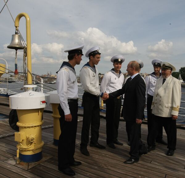 Владимир Путин осмотрел учебное парусное судно Мир