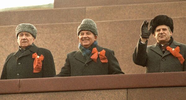 Горбачев, Громыко и Рыжков на праздновании 69-й годовщины Великой Октябрьской революции. Архив