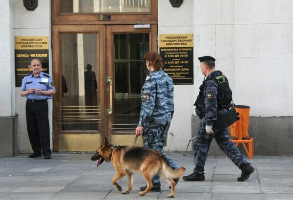 Кинолог с собакой у здания Российской государственной библиотеки