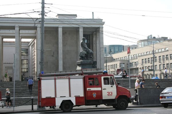 Милиция эвакуирует людей из здания Российской государственной библиотеки