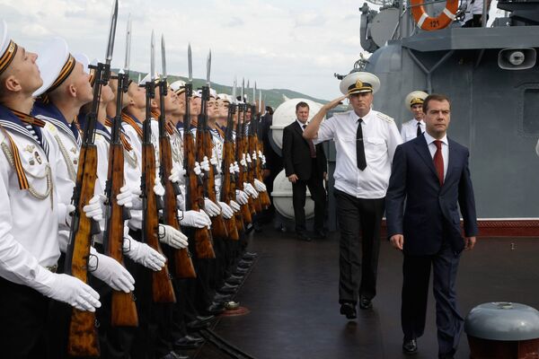 Президент РФ Дмитрий Медведев осмотрел ракетный крейсер Москва