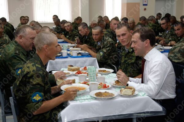 Президент РФ Дмитрий Медведев побывал в пункте постоянной дислокации десантно-штурмового полка ВДВ