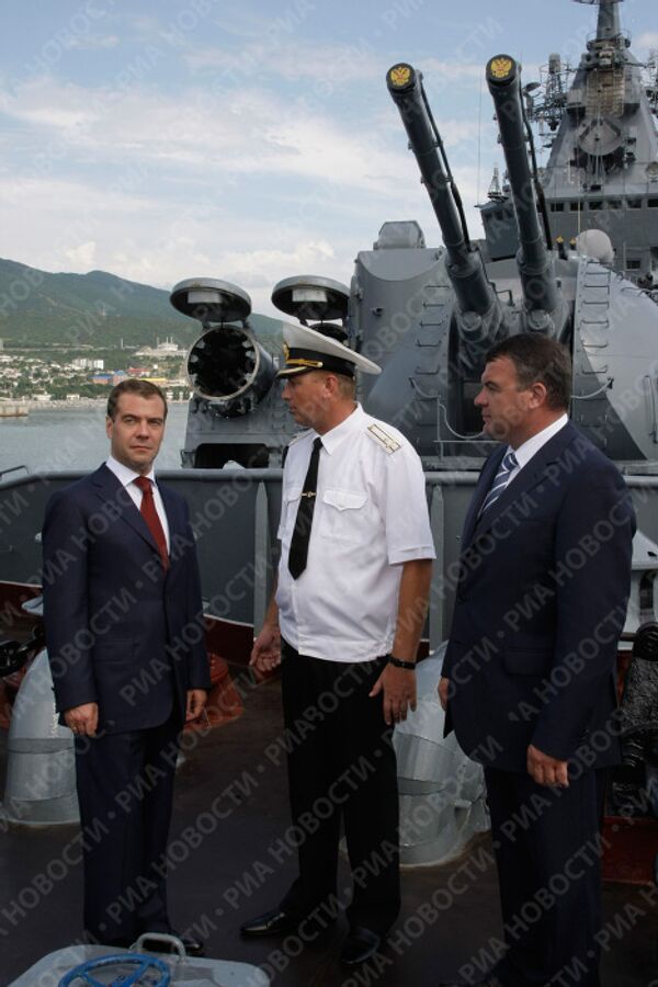 Президент РФ Дмитрий Медведев осмотрел ракетный крейсер Москва