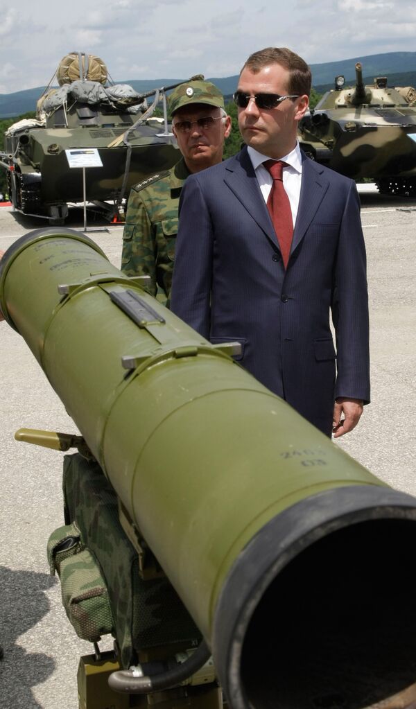 Президент РФ Дмитрий Медведев на военном полигоне. Архив
