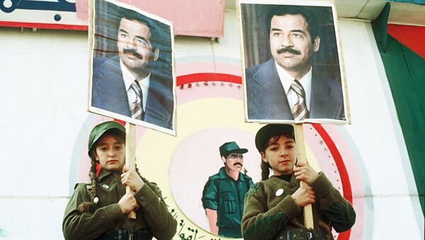 Иракские девочки с портретами президента страны Саддама Хусейна