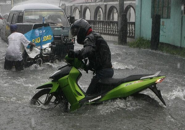 Тропический шторм приближается к Филиппинам