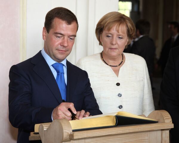 Президент РФ Д.Медведев и Федеральный канцлер Германии А.Меркель на церемонии встречи в Мюнхене