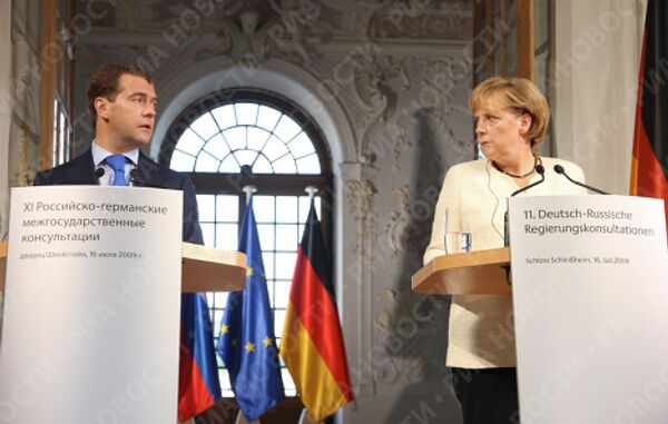 Президент РФ Д.Медведев и Федеральный канцлер Германии А.Меркель на пресс-конференции