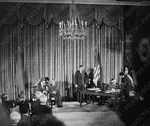 Министр иностранных дел СССР Андрей Громыко и госсекретарь США Уильям Роджерс подписывают соглашения