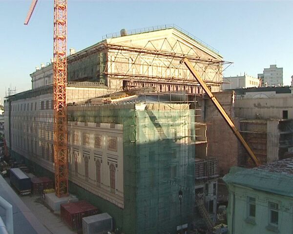 Строители ставят на фундамент здание Большого театра в Москве