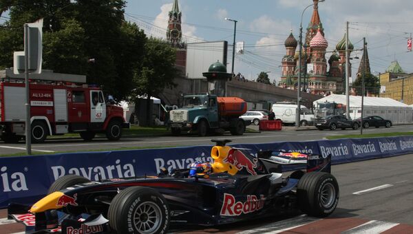 Заезд у стен Московского Кремля с участием болидов Формулы-1. Архивное фото