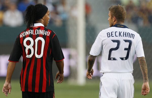 Бекхэм и Рональдиньо во время товарищеского матча Милан - Гэлакси