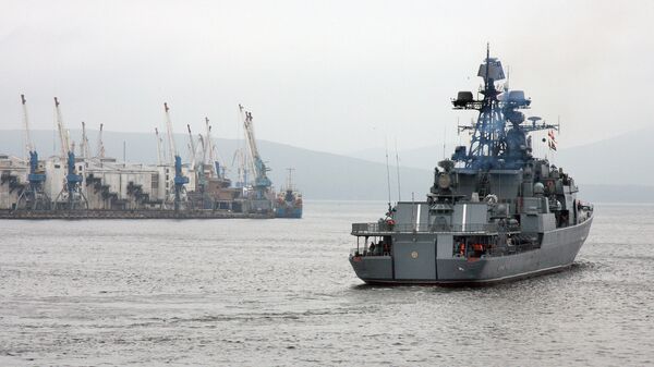 БПК Адмирал Трибуц ведет конвой судов в районе Африканского Рога